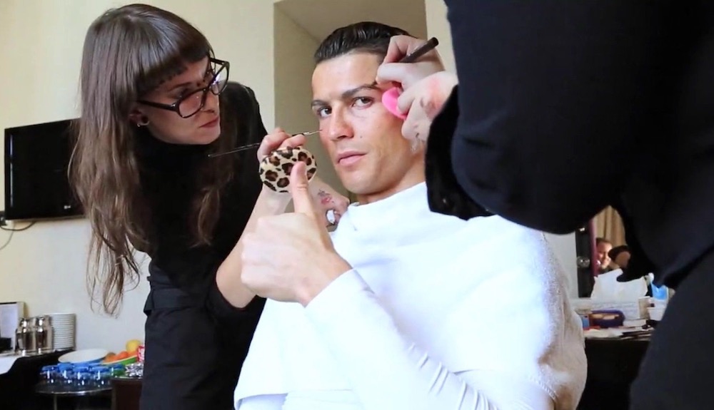 Cristiano Ronaldo |:  10 hombres famosos que aman el maquillaje |  Zestradar