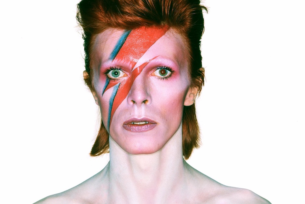 David Bowie |  10 hombres famosos que aman el maquillaje |  Zestradar