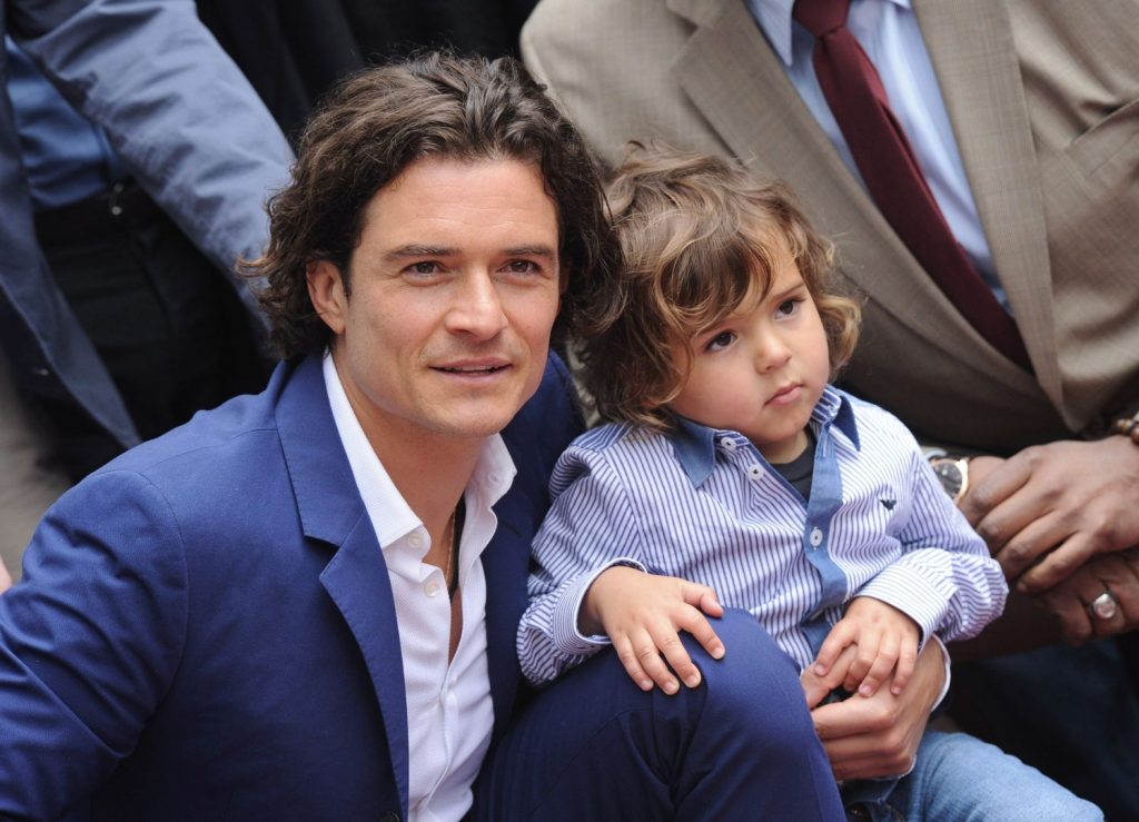 Orlando Bloom y su hijo Flynn  9 niños famosos que se parecen exactamente a sus padres |  Zestradar