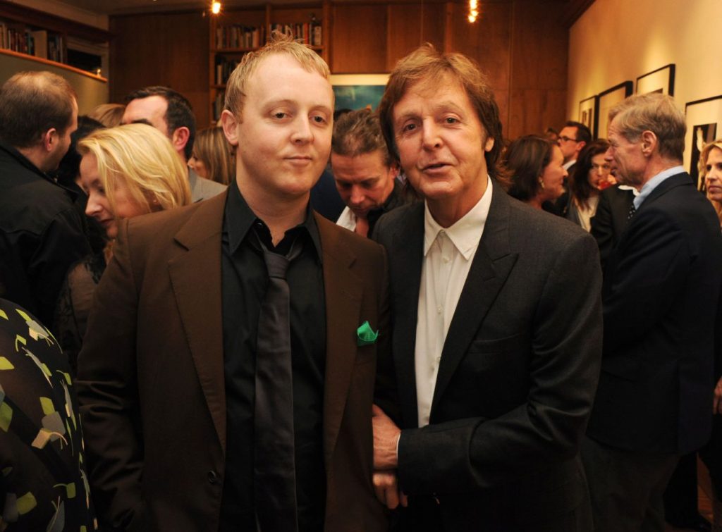 Paul McCartney y su hijo James  9 niños famosos que se parecen exactamente a sus padres |  Zestradar