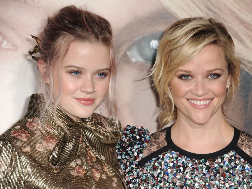 Reese Witherspoon y su hija Ava Phillippe.  |:  9 niños famosos que se parecen exactamente a sus padres |  Zestradar