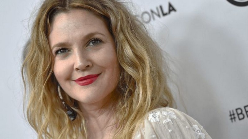 Drew Barrymore |  8 celebridades que trabajaron duro en su apariencia y se convirtieron en diosas  Zestradar