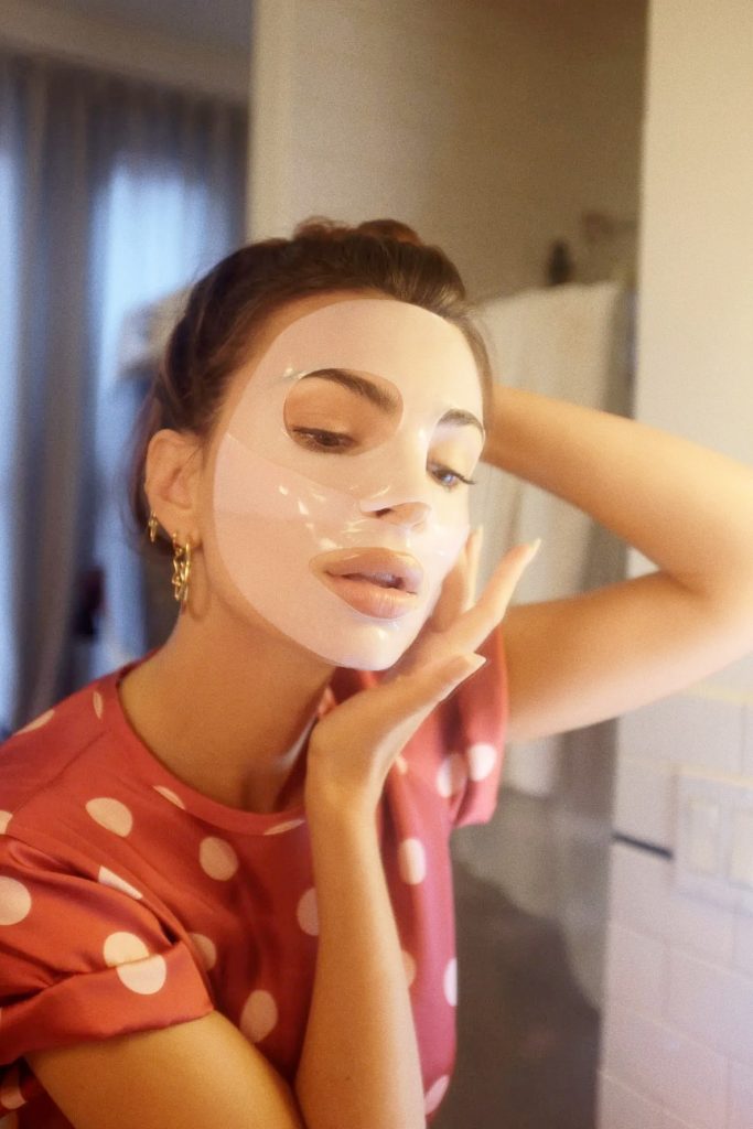 #7 |  10 secretos de belleza de Emily Ratajkowski  Zestradar