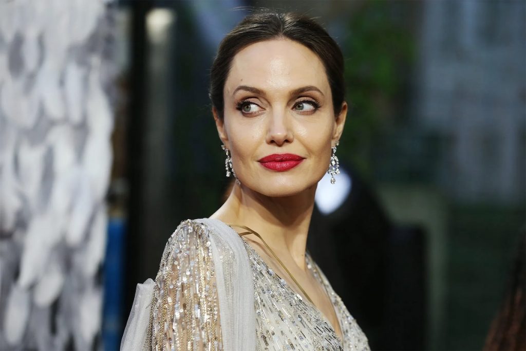 Angelina Jolie |:  8 celebridades de Hollywood más sobrevaloradas |:  Vestidor