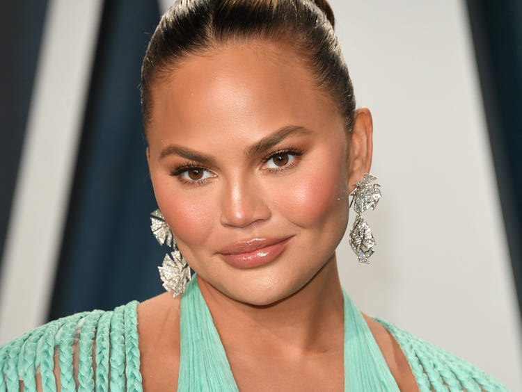 Chrissy Teigen |  8 celebridades de Hollywood más sobrevaloradas |:  Vestidor