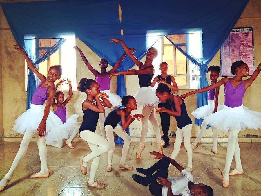 #7 |  Niño nigeriano que baila bajo la lluvia le consigue una beca para el American Ballet |  Zestradar