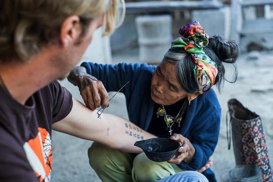 #6 |  Una mujer de 103 años es la tatuadora tradicional más antigua de Filipinas  Zestradar