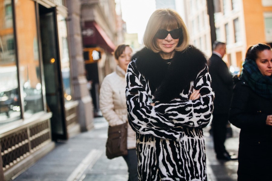 Ana Wintour |:  Los críticos de moda más famosos del mundo y cómo se visten  Zestradar