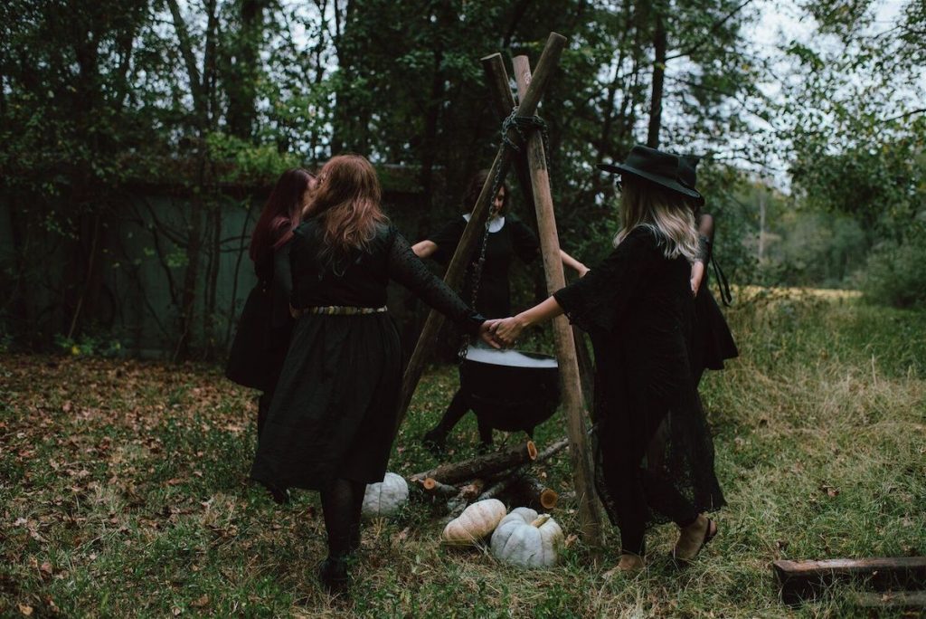 Has perdido la apuesta y ver The Witches es la consecuencia.  8 posibles razones por las que podrías terminar viendo 'The Witcher Makeover' |  Zestradar