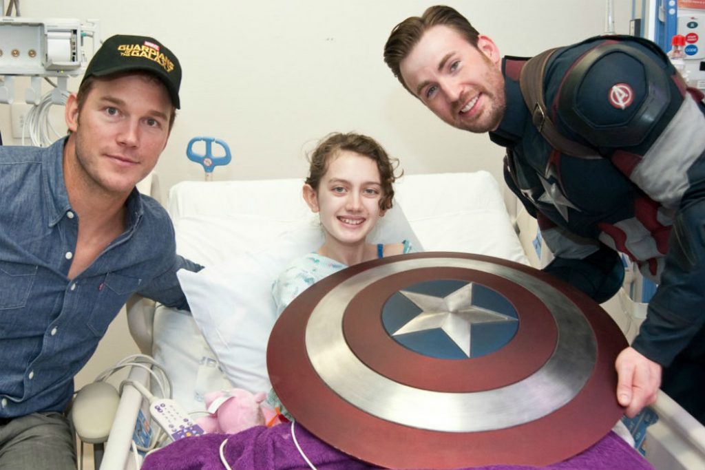 Chris Evans |:  8 superhéroes de películas que también son héroes en la vida real |  Zestradar