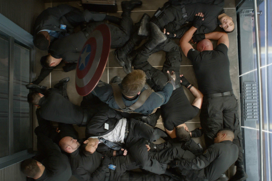 Pelea en el ascensor |:  Los 10 peores momentos del Capitán América |  Zest Radar: