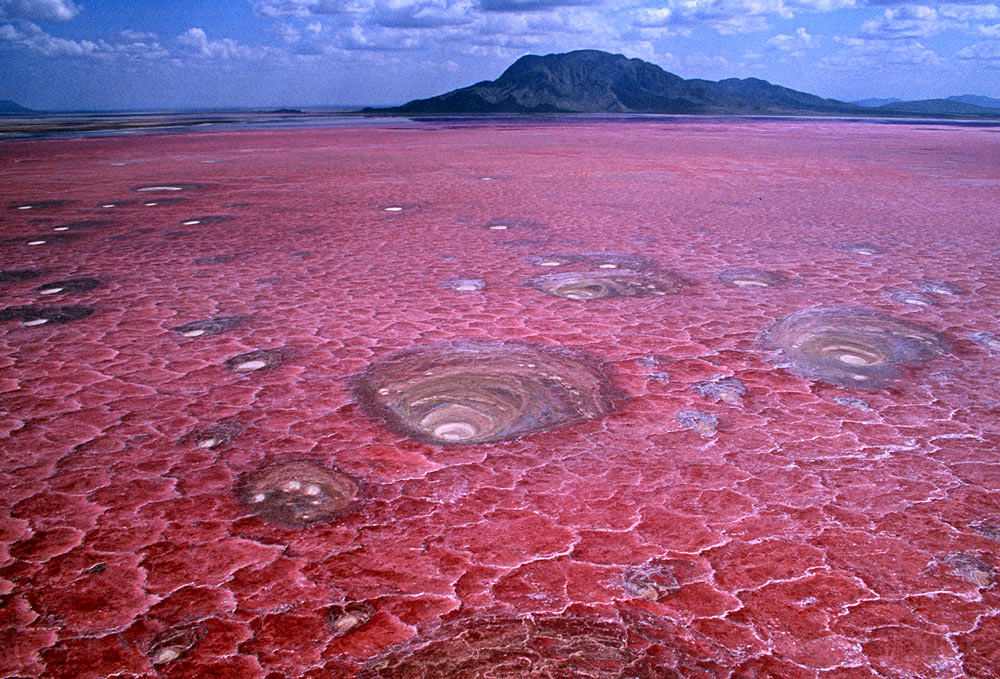 Lago rojo mortal |:  10 de los fenómenos naturales más surrealistas de la Tierra |  Zestradar
