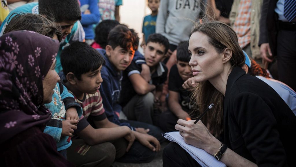 Angelina Jolie |:  7 actores de superhéroes son héroes de la vida real |  Zestradar