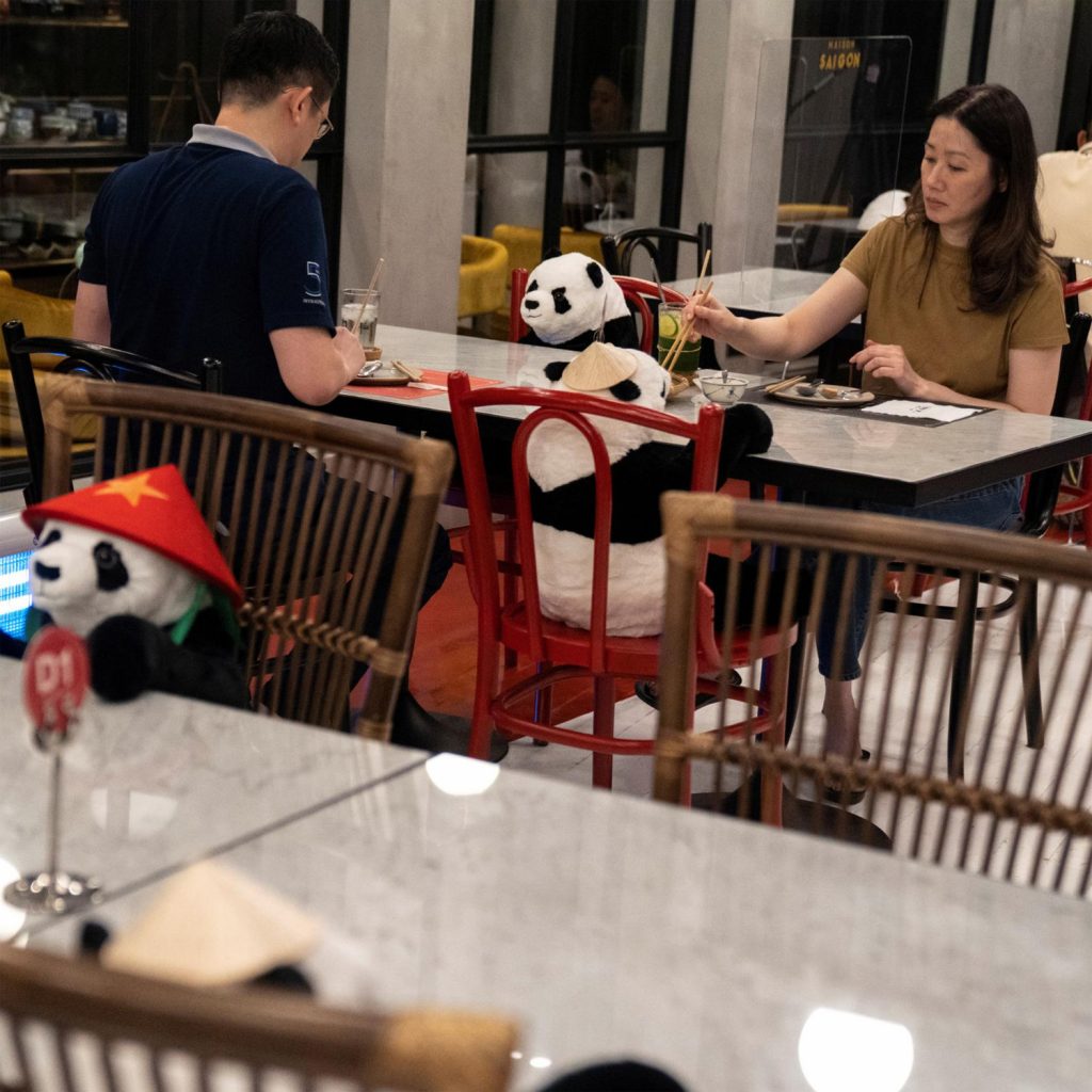 #4 |  Restaurante tailandés trae pandas a la mesa para promover el distanciamiento social |  Zestradar