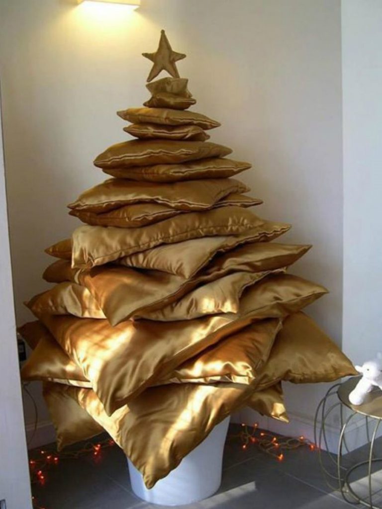 #6 |  Desde almohadas hasta objetos perdidos y encontrados.  Los árboles de Navidad más geniales y raros que has visto hasta ahora |  Zestradar