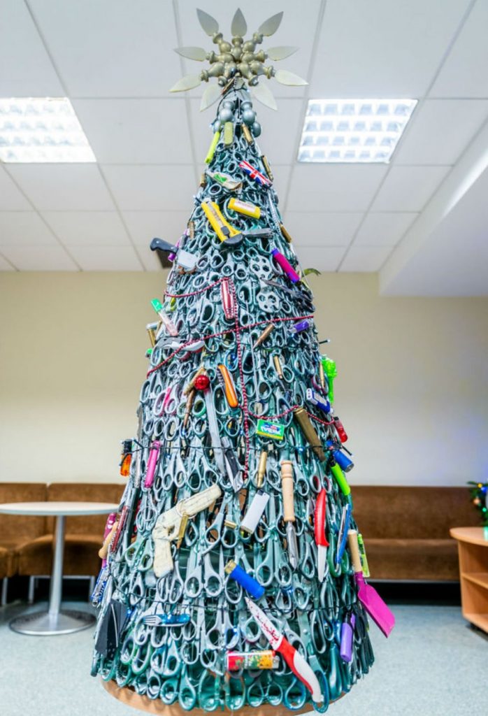 #8 |  Desde almohadas hasta objetos perdidos y encontrados.  Los árboles de Navidad más geniales y extraños que has visto hasta ahora |  Zestradar