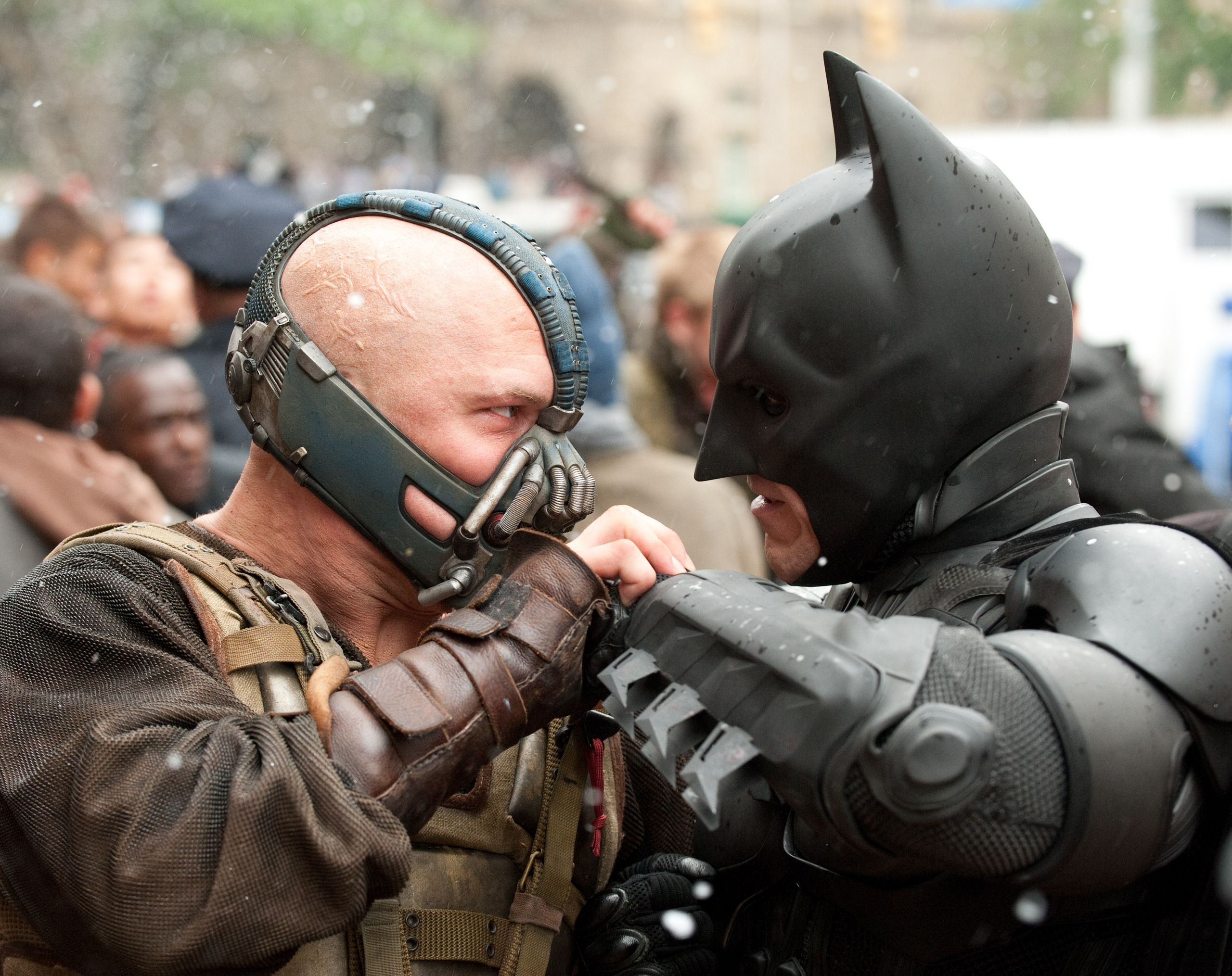 (Lr) TOM HARDIN como Bane y Christian Bale como Batman en la película de Warner Bros.  Pictures y Legendary Pictures película de acción THE DARK KNIGHT RISES, Warner Bros.  Lanzamiento de imágenes.  TM y © DC Comics