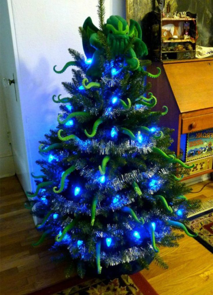 #1  Desde almohadas hasta objetos perdidos y encontrados.  Los árboles de Navidad más geniales y extraños que has visto hasta ahora |  Zestradar