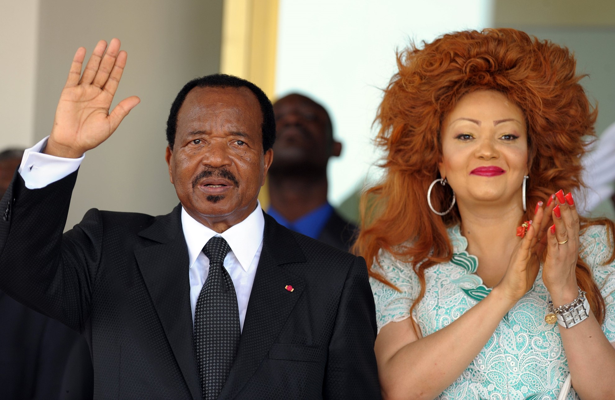 El presidente camerunés Paul Biya y su esposa Chantal saludan al Papa Benedicto XVI cuando sale del aeropuerto de Yaundé el 20 de marzo de 2009 al final de esta visita a Camerún.  El Papa Benedicto XVI partió hoy de Camerún hacia Angola, segunda y última etapa de su primera gira por África, tras una visita de tres días a Yaundé. "Que Dios bendiga esta tierra maravillosa, África en miniatura, una tierra prometida y de asombrosa belleza.  Que dios los bendiga a todos," Así lo afirmó el líder de la Iglesia católica romana en el aeropuerto, donde fue despedido por el presidente de Camerún, Paul Biya.  FOTO AFP / ISSOUF SANOGO