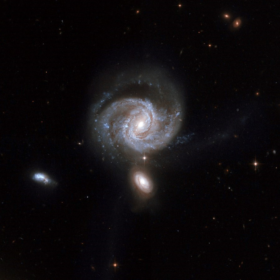 Dos corazones oscuros |  Las 7 galaxias más extrañas del universo |  bayas de cerebro