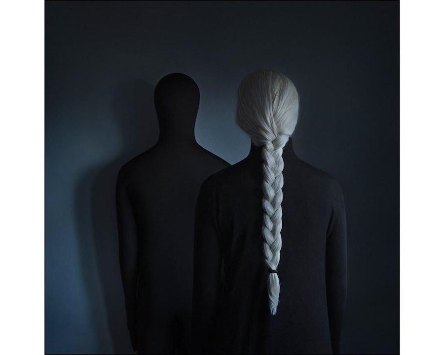 Sin rostro |:  Fotografía surrealista que explora el solitario mundo interior del hombre.  bayas de cerebro