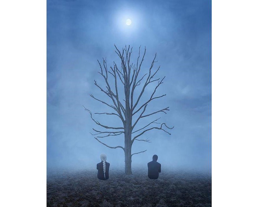 Justo al lado de usted  Fotografía surrealista que explora el solitario mundo interior del hombre.  bayas de cerebro