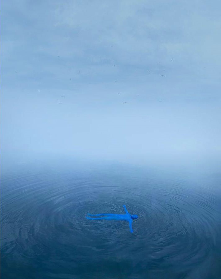 Hombre azul sin rostro |:  Fotografía surrealista que explora el solitario mundo interior del hombre.  bayas de cerebro